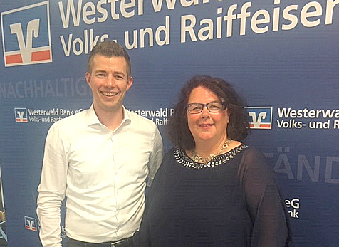 Jakob Crasemann, Senior-Vertriebsmanager der DZ Bank AG, und Sandra Vohl, Altenkirchener Marktbe-reichsleiterin der Westerwald Bank. (Foto: Wester-wald Bank)