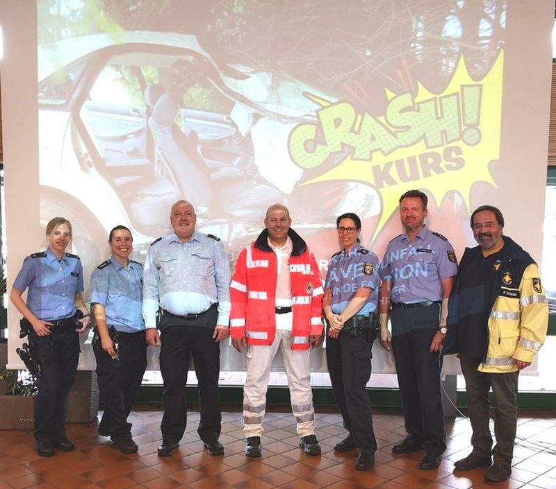 Sie fhrten den Crash-Kurs mit jungen Fahrern durch. Foto: Polizeidirektion Montabaur