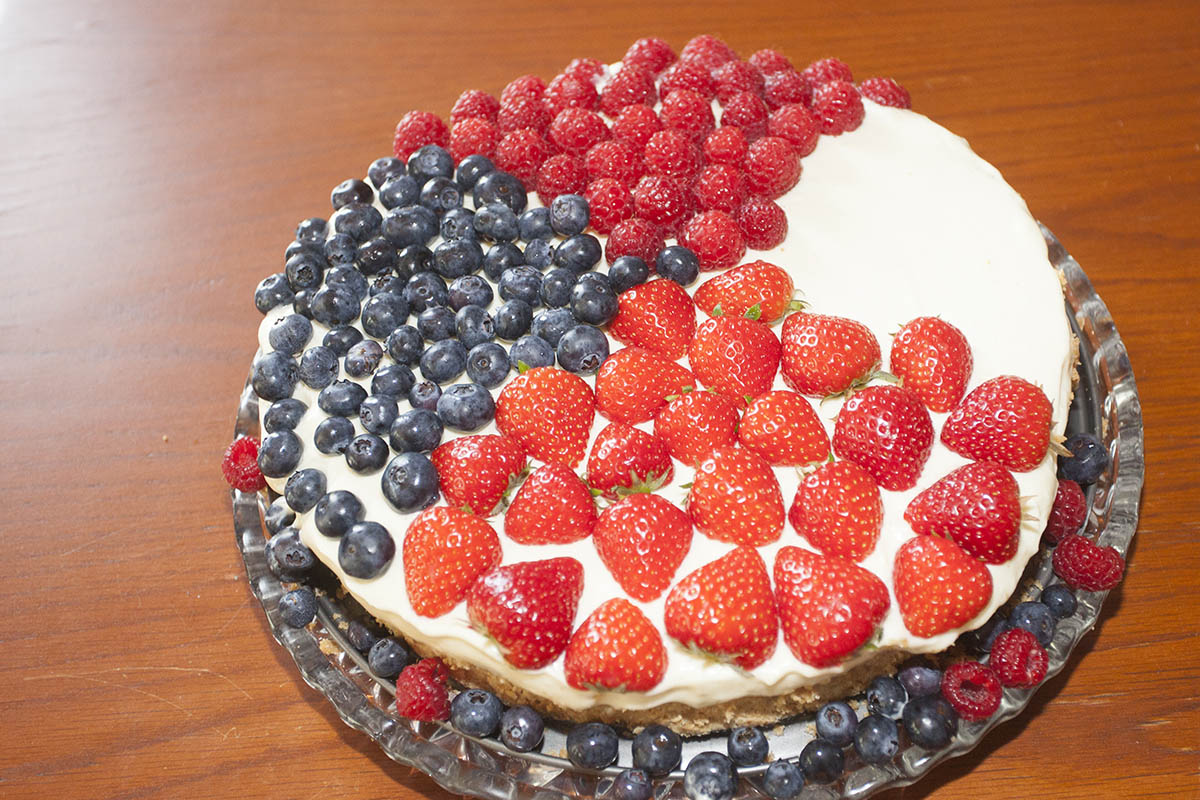 Westerwälder Rezepte: Frischkäsetorte mit weißer Schokolade und Beeren