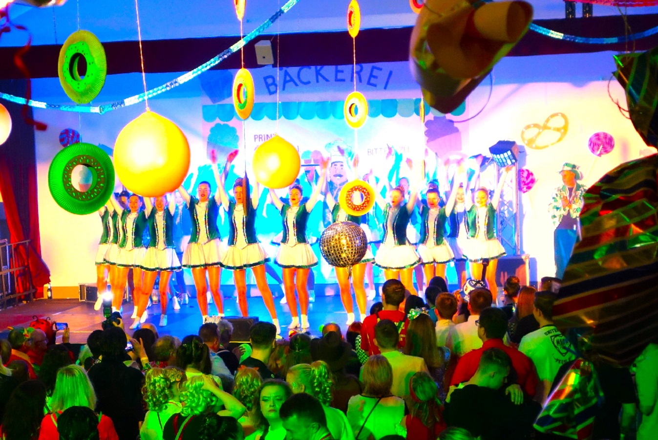 Oberhonnefelder Karnevalisten feiern ausgelassen: Prunksitzung sorgt fr ausgelassene Stimmung