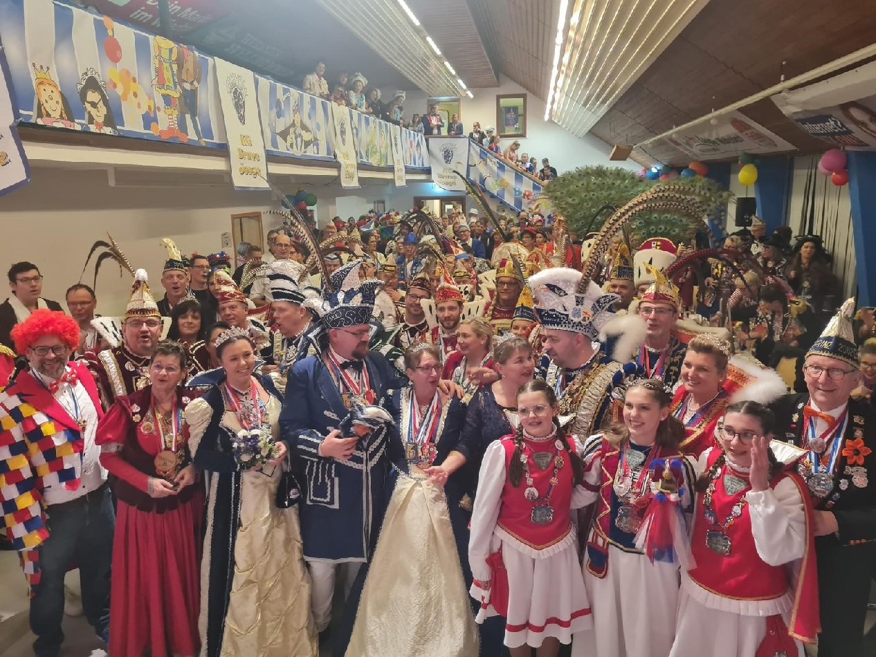Hunderte Karnevalisten feiern beim traditionellen CDU-Karnevals- und Prinzenempfang in Waldbreitbach