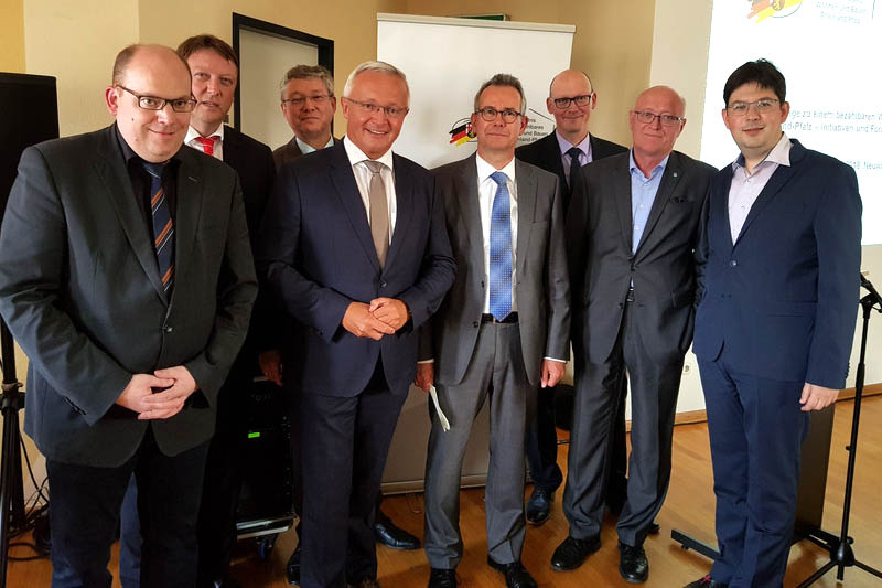 V.l.n.r.: Jrgen Hesch, Landkreistag; Klaus Langhals, Sparkasse Neuwied; Herbert Sommer, stellv. Bauabteilungsleiter im Finanzministerium; Achim Hallerbach, Landrat Landkreis Neuwied; Andreas Frank, Vorsteher Finanzamt Neuwied; Folker Gratz, Investitions- und Strukturbank Rheinland-Pfalz (ISB); Michael Siegel, Koblenzer WohnBau; Michael Mang, Brgermeister Stadt Neuwied. Foto: Kreisverwaltung