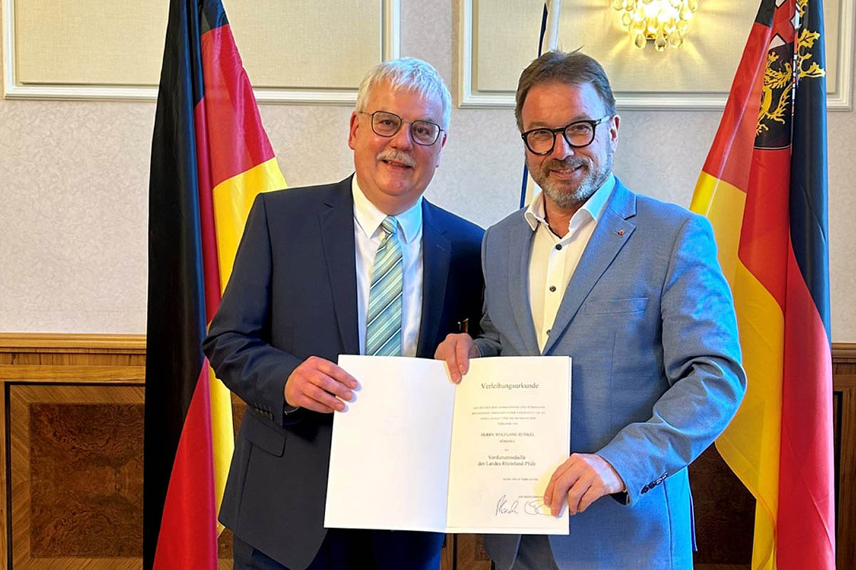 SGD-Nord-Pr�sident Wolfgang Treis (re.) �berreichte die Landesverdienstmedaille an Wolfgang Runkel (li.). Fotos: Christiane Gandner