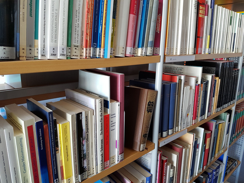 Mit dem Sonderprogramm Digitaloffensive ffentliche Bibliotheken Rheinland-Pfalz 2019 bis 2020 hilft das Land Rheinland-Pfalz den ffentlichen Bibliotheken in Drfern, Verbandsgemeinden und Stdten im Land bei der schnellen Digitalisierung. (Foto: mwwk.rlp.de)