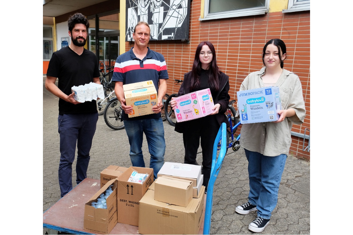 Schlerinnen der Carmen-Sylva-Schule bergeben Spenden an Kinderschutzbund