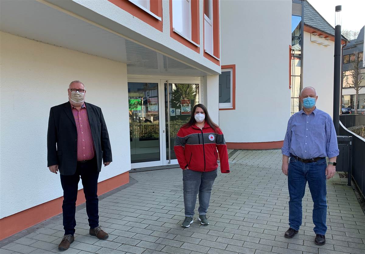 Von links: Stadtbrgermeister Walter Strunk und Theresa Grnewald sowie Gerhard Holz vom DRK Ortsverein Daaden am Eingang des Daadener Corona-Testzentrums im Brgerhaus (Foto: Verbandsgemeindeverwaltung Daaden-Herdorf)