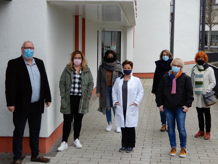 Apothekerin Dr. Anna M. Grimm (Bildmitte) wird mit ihrem Testteam der Daadener Markt-Apotheke von Stadtbrgermeister Walter Strunk (l.) am Eingang des Brgerhauses Daaden begrt. (Foto: Stadt Daaden) 
