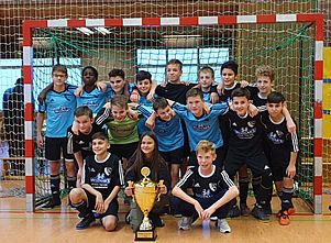 Die U 13 Teams I und II der EGC Wirges freuen sich gemeinsam ber den Turniersieg des Teams II (hellblaue Trikots) beim Wojnars-Cup 2020. Foto: privat