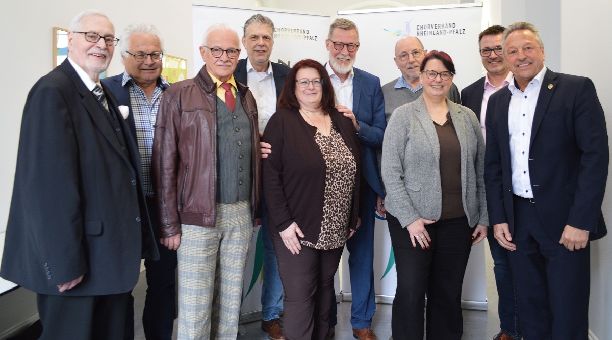 Der Vorstand des Chorverbands Rheinland-Pfalz mit Ehrenpr�sident Karl Wolff (links) und Pr�sident Hans-Werner Breithausen (rechts). Foto: Shiva Mangold / CV RLP