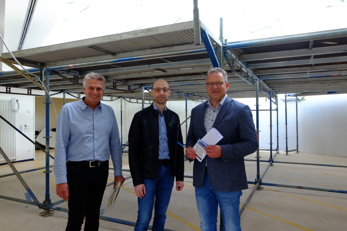Die Eröffnung des „CoWorking Space“ von Markus Bläser (Mitte) mit seiner Firma „MB Software und Systeme GmbH“ findet am 14. Juli statt.  Hier während der Baustellenbesichtung des „Hexagon“ mit Markus Rödder und Berno Neuhoff (rechts). (Fotos: KathaBe)