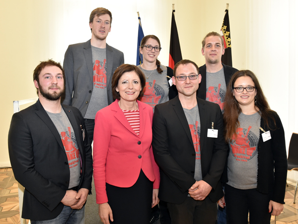 Von links nach rechts: Sebastian Rosenberg, Fabian Mller, Ministerprsidentin Malu Dreyer, Lara Doll, Jens Marth, Benjamin Skupin, Kateryna Eisenhuth. Foto: Privat