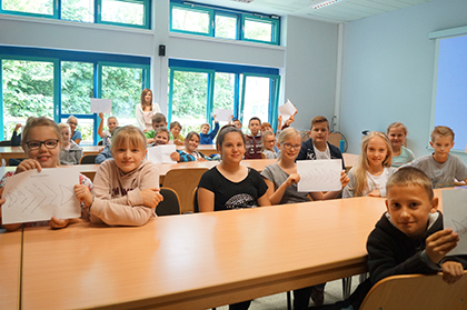 Stolz prsentierten die Schler/innen der Klasse 5d Fische, auf denen sie Worte und Stze zum Thema Cybermobbing zusammengetragen hatten. Foto: Schule
