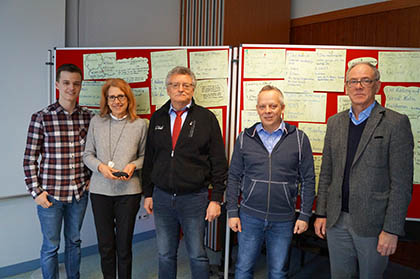 Philip Schimkat, Andrea Brambach-Becker, Dieter Lichtenthler, Dirk Zander und Werner Blatt bei der Nachbesprechung der Veranstaltung. Foto: Schule