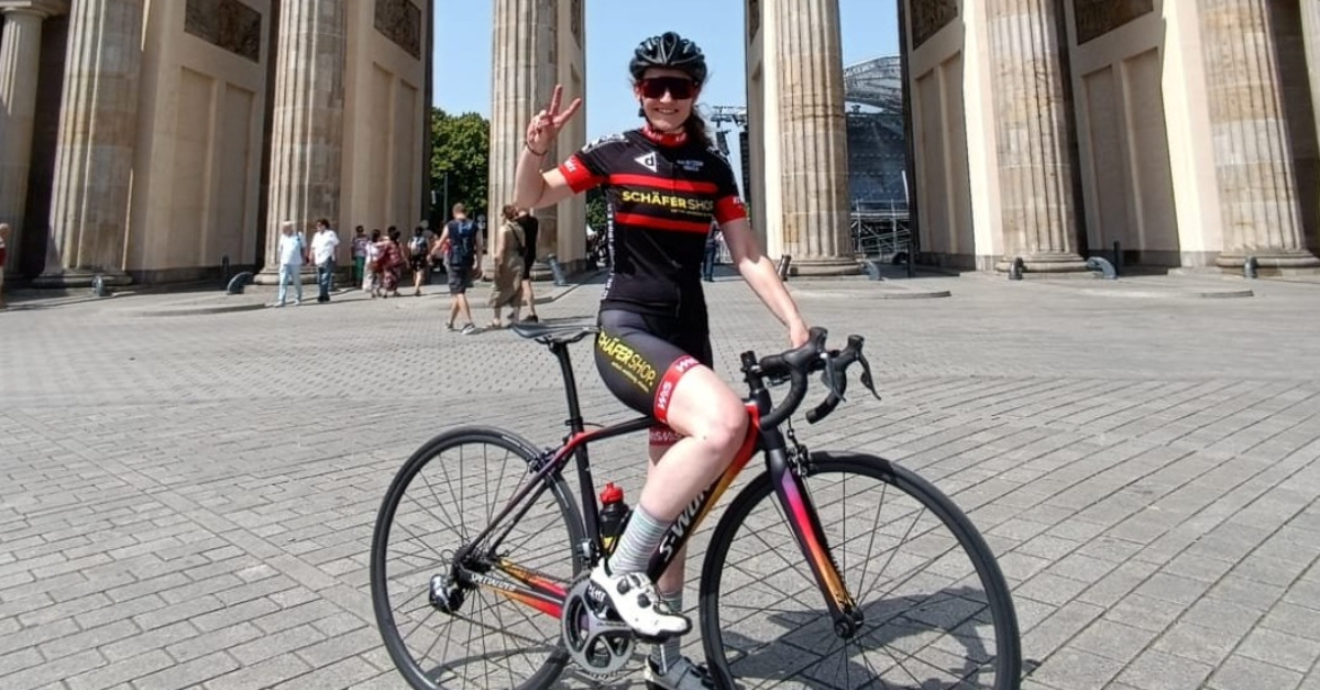 Francis Cerny vor dem Brandenburger Tor (Ausschnitt). (Foto: Cerny)