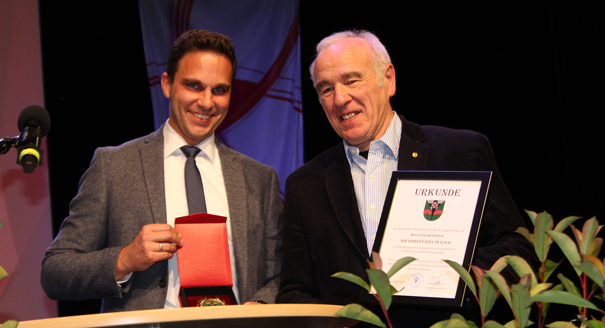 Der Ehrenvorsitzende des DJK Wissen-Selbach, Ewald Orthen (rechts), wurde gleich zweimal geehrt. Hier mit der Ehrentafel in Gold der Ortsgemeinde Selbach von Matthias Grohs. (Fotos: DJK)