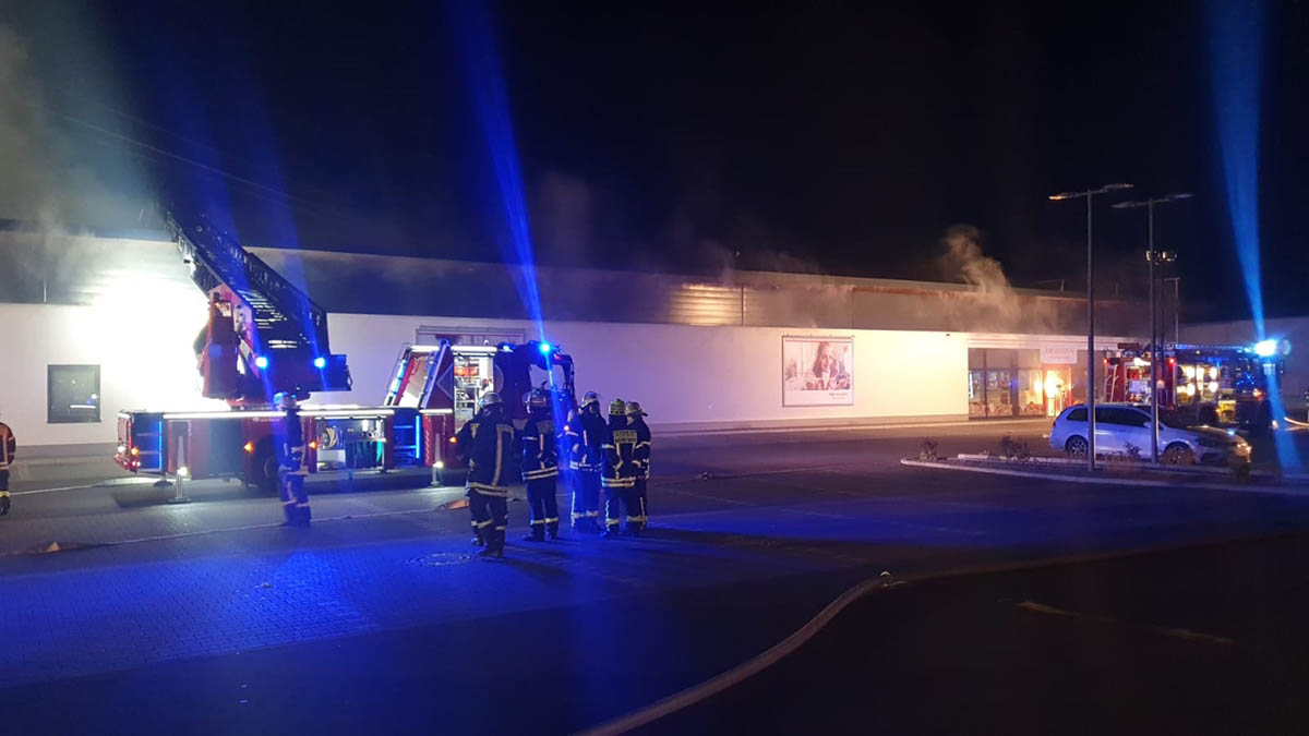 Rossmann-Filiale in Hachenburg brennt - Feuer unter Kontrolle