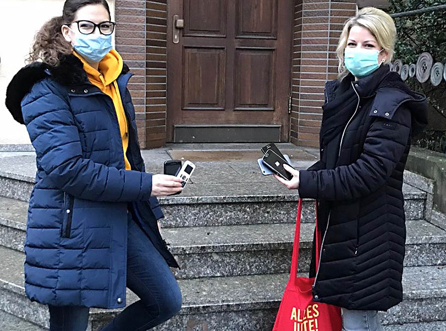 Karolin Krings (links) nimmt alle Handys von Lana Horstmann in Empfang. Foto: pr