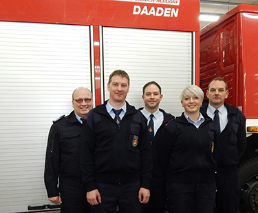 Im Foto von links: Matthias Theis (Wehrleiter VG Daaden-Herdorf), Thorsten Gerhard (befrdert zum Feuerwehrmann), Nico Ermert (Wehrfhrer Lschzug Daaden), Nikki Junghans (befrdert zur Feuerwehrfrau), Peter Junghans (stellv. Wehrfhrer Lschzug Daaden). Foto: Feuerwehr