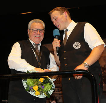 Helmut Link (links) erhielt vom Vorsitzenden Timo Hlzemann einen Blumenstrau in Anerkennung seiner 70-jhrigen Musikerlaufbahn. Fotos: anna 