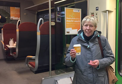 Kaffee im Becher gab es in der Daadetalbahn ab 4.40 Uhr. Foto: Westerwaldbahn