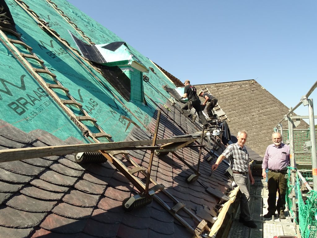 Das Hauptschiff der katholischen Kirche Sankt Petrus in Ketten wird derzeit saniert und erhlt eine neue Dacheindeckung. Architekt Peter Frensch (links) und Helmut Scherer, der stellvertretende Vorsitzende des Verwaltungsrates der Pfarrei Sankt Franziskus im Hohen Westerwald informierten sich in schwindelnder Hhe ber den Fortgang der Arbeiten. Fotos: Willi Simon