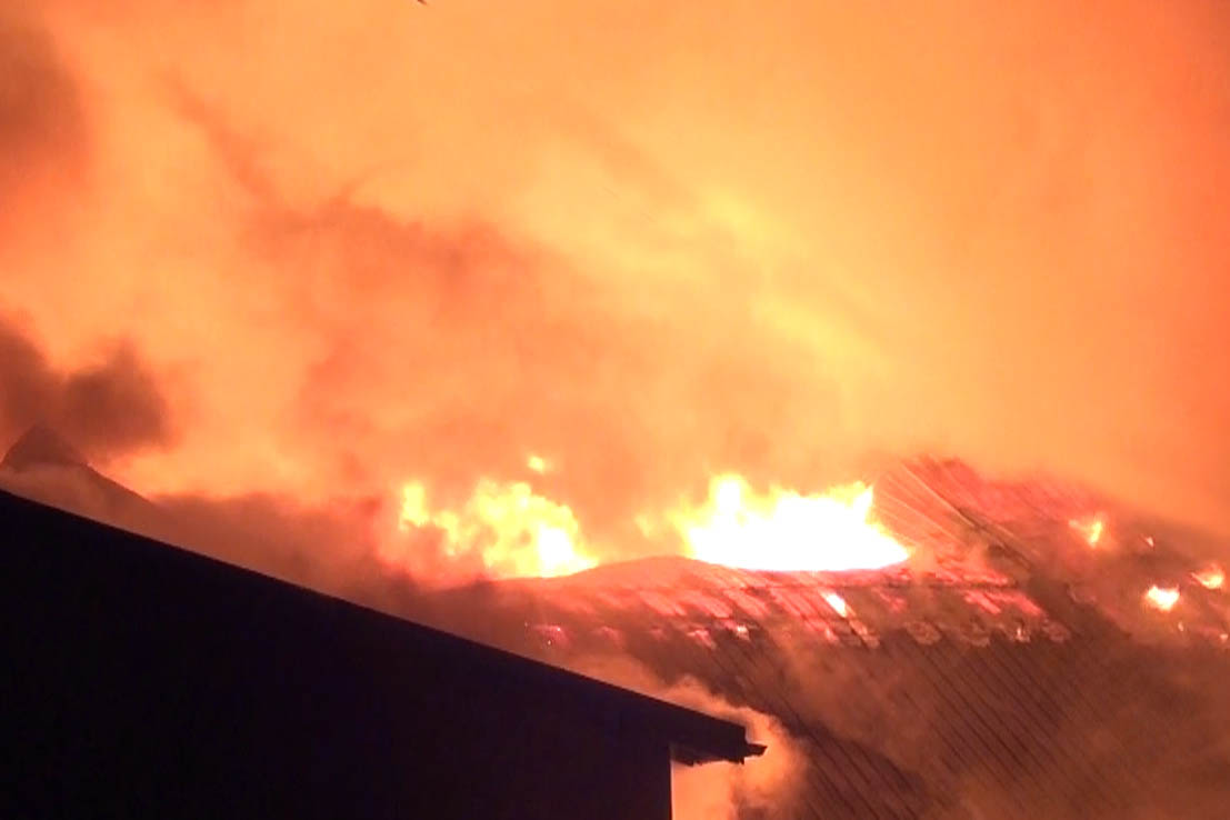 Dachstuhlbrand nach Blitzeinschlag in Niederelbert