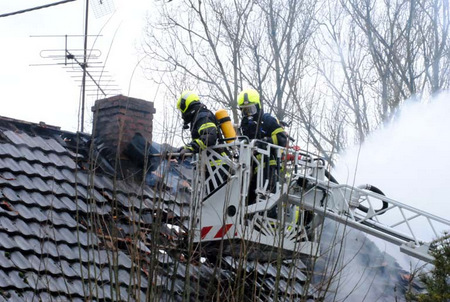 Ein Dachstuhlbrand in Forstmehren macht das betroffene Haus unbewohnbar. (Fotos: kk)
