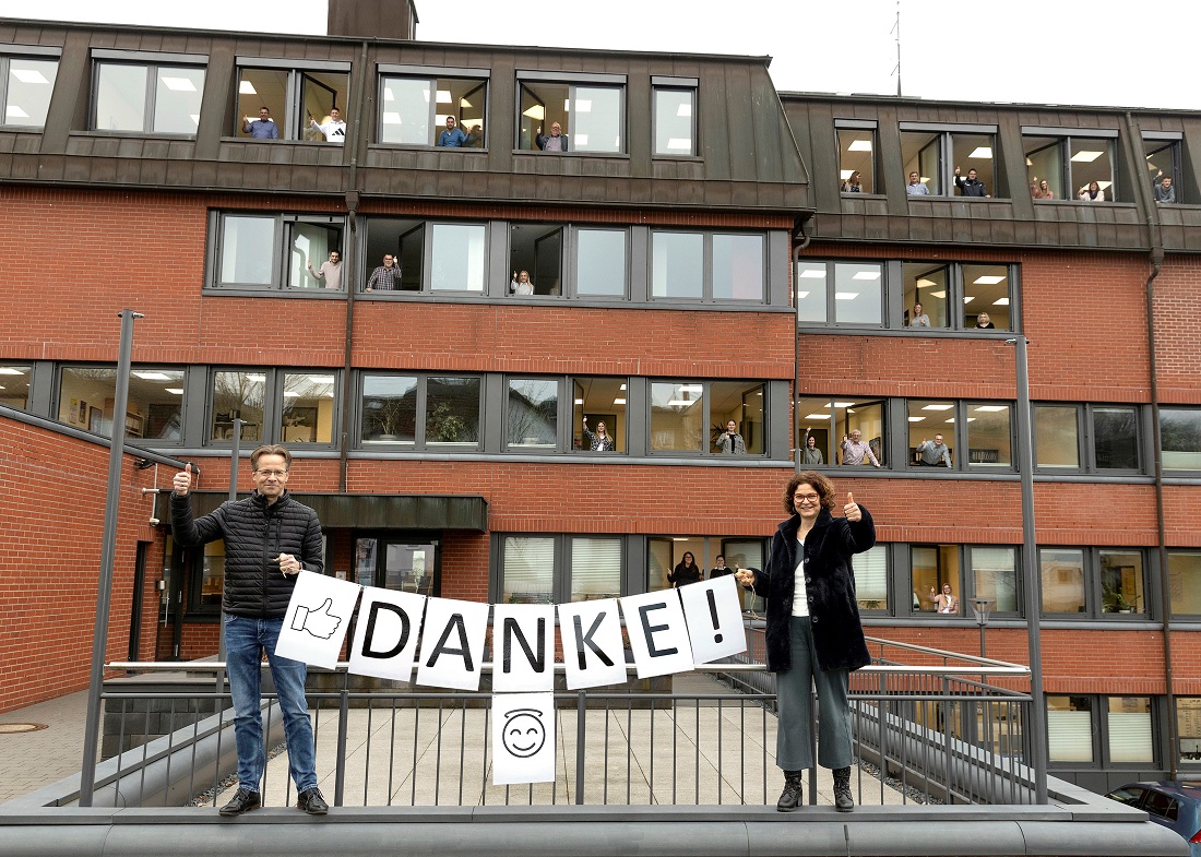 Im Vordergrund: Marco Drner und Brgermeisterin Gabriele Greis, in dden Fenstern halten auch die Mitarbeiter die Daumen hoch. (Foto: Rder-Moldenhauer)