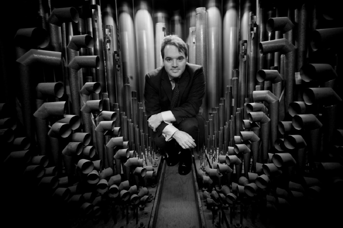 Englischer Organist spielt auf englischer Orgel in Gackenbach