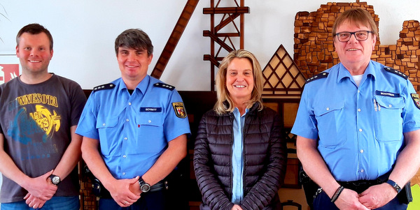 Wachwechsel im Bezirksdienst der Polizei im Raum Flammersfeld: (von links) Fachbereichsleiter Frank Diefenthal, Daniel Schmitt, Anja Rbenach und Udo Buchner. (Foto: Verbandsgemeinde Flammersfeld)