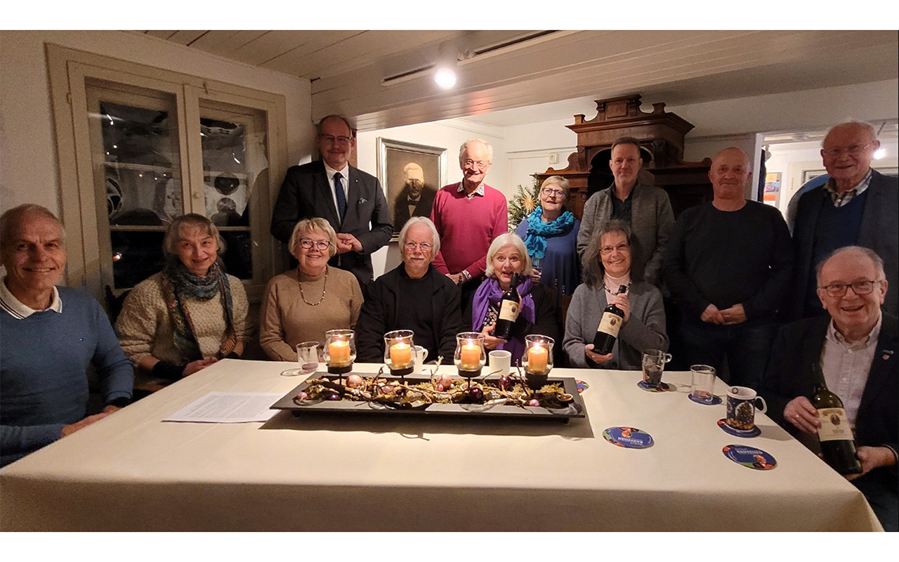 Im ehemaligen Amtszimmer Raiffeisens der einstigen Brgermeisterei Flammersfeld dankte Brgermeister Fred Jngerich (links) in geselliger Runde allen, die sich fr das Raiffeisenhaus einsetzen. (Foto: Martina Beer)
