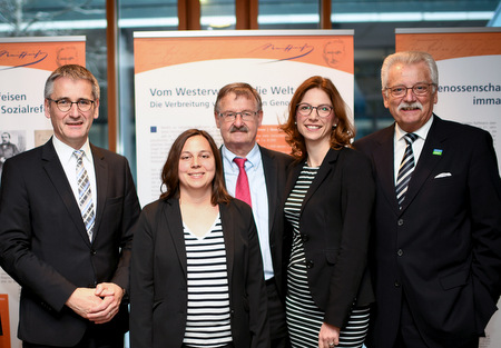 Bei der Erffnung der Wanderausstellung Das Beispiel ntzt allein im rheinland-pflzischen Abgeordnetenhaus: (von links) Landtagsprsident Hendrik Hering, Dr. Ute Engelen vom Institut fr Geschichtliche Landeskunde an der Universitt Mainz e.V, Josef Zolk von der Deutschen Friedrich-Wilhelm-Raiffeisen-Gesellschaft, Sozialministerin Sabine Btzing-Lichtenthler, Werner Bhnke von der Deutschen Friedrich-Wilhelm-Raiffeisen Gesellschaft. (Foto: A. Linsenmann)