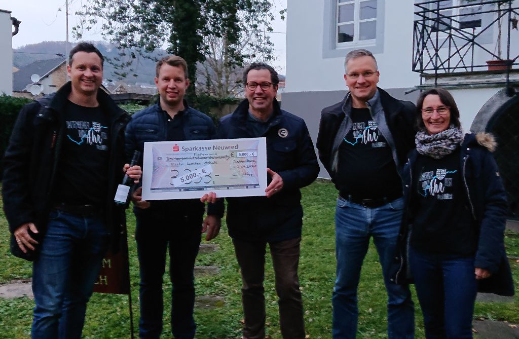 Spenden vom "WinzAhrFest" in Dattenberg überreicht