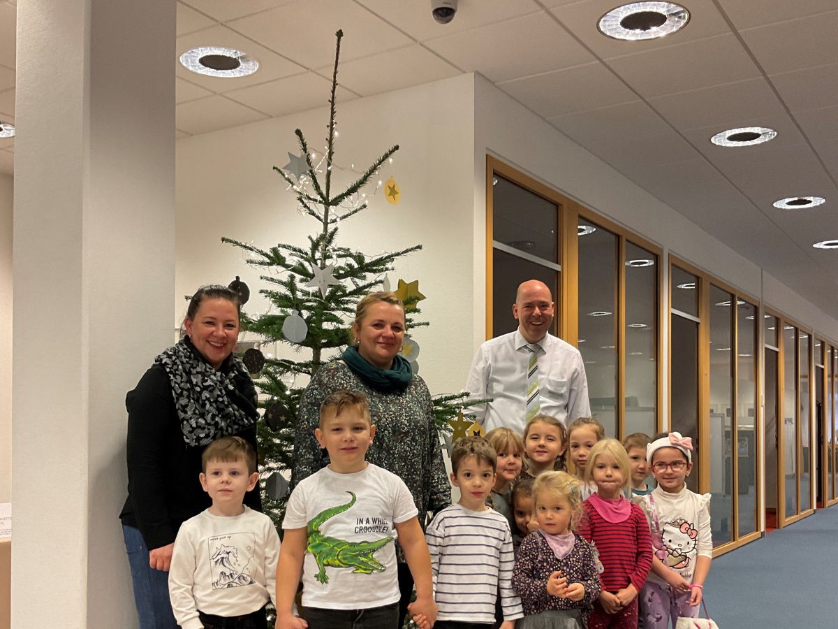 Dank der Kinder der katholischen Kita Franziskus erstrahlt auch in diesem Jahr wieder Weihnachtsbaum in der Betzdorfer Filiale der Deutschen Bank. (Foto: Bank)