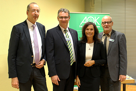 Widmeten sich bei einer Informationsveranstaltung von Diakonie Klinikum Jung-Stilling und AOK vor rund 300 Besuchern im Httensaal der Siegerlandhalle den Aufgaben menschlicher Darmbakterien (von links): Chefarzt Professor Dr. Joachim Labenz, Regionaldirektor der AOK Nordwest Dirk Schneider, Ernhrungsexpertin Dr. Gisela Labenz und Marketingleiter der AOK Nordwest Jochen Groos. Foto: Diakonie Sdwestfalen