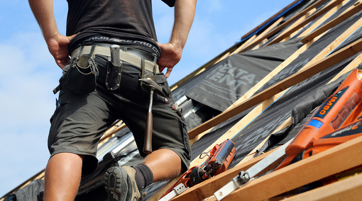 Schrge Lohn-Aussichten fr heimische Dachdecker: Die Arbeitgeber sperren sich bisher gegen ein angemessenes Einkommensplus fr die Handwerker, kritisiert die IG BAU. Die Gewerkschaft fordert sechs Prozent mehr Geld. (Foto: IG BAU)