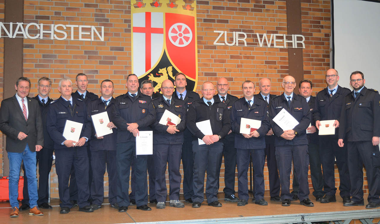 Feuerwehrangehörige wurden für ihre besonderen Verdienste im Feuerwehrwesen ausgezeichnet. (Fotos: Wolfgang Rabsch)