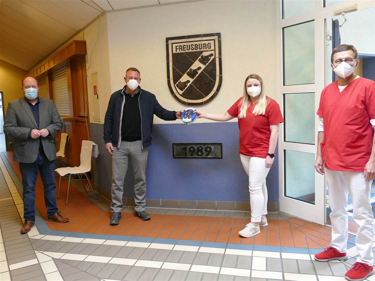 bergabe des Defibrillators: Stadtbrgermeister Andreas Hundhausen, Ortsvorsteher Michael Bauer, Medizinische Fachangestellte Miriam Muhl, Dr. Volker Thielmann (Foto: ma) 
