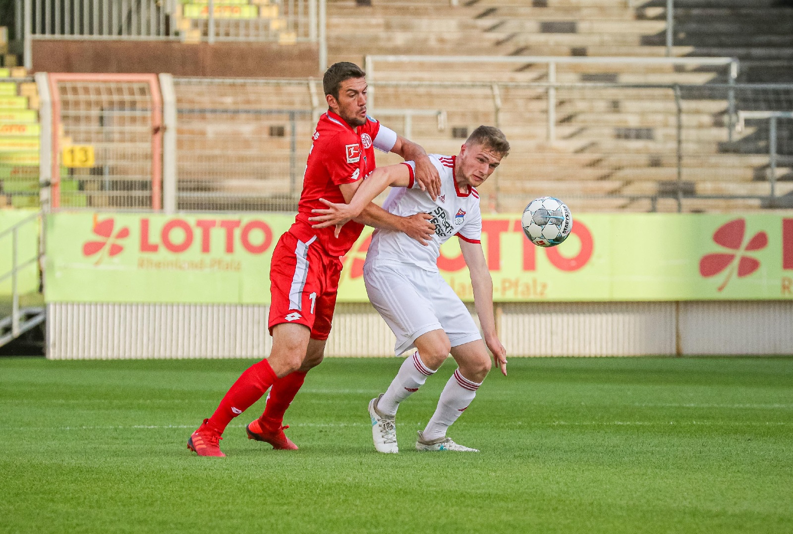 Bildunterzeile:

Der Mainzer Bundesliga-Profi Stefan Bell (links) stand bereits beim letzten Aufeinandertreffen mit den Eisbachtaler Sportfreunden (Steffen Meuer, rechts) im Juni 2019 im Bruchwegstadion in Mainz auf dem Platz. (Foto: Andreas Egenolf)