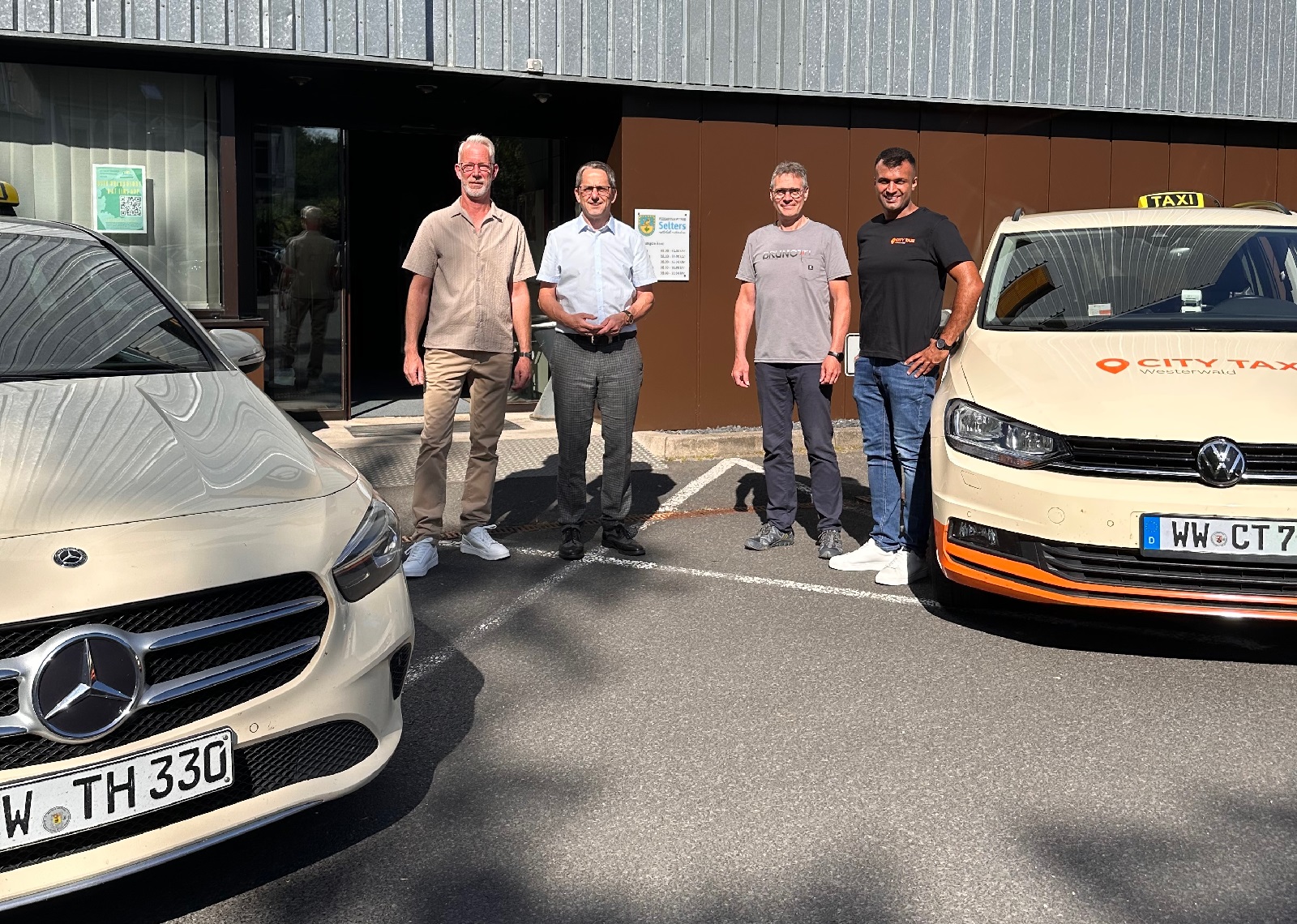V.l.: Stefan Hetzler (Taxi Hetzler), B�rgermeister Oliver G�tsch, Marko Zeuner (VG Selters), Sajid Basharat (City Taxi). (Foto: Ren� Weiand)