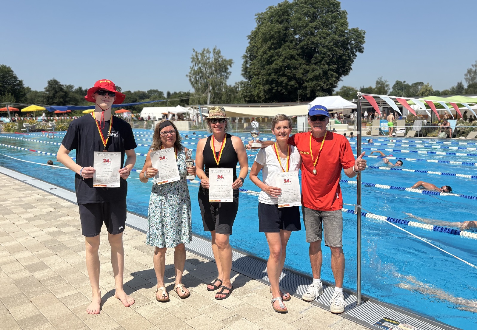 Vor dem Schwimmbecken. (Quelle: Jana Pflicht)
