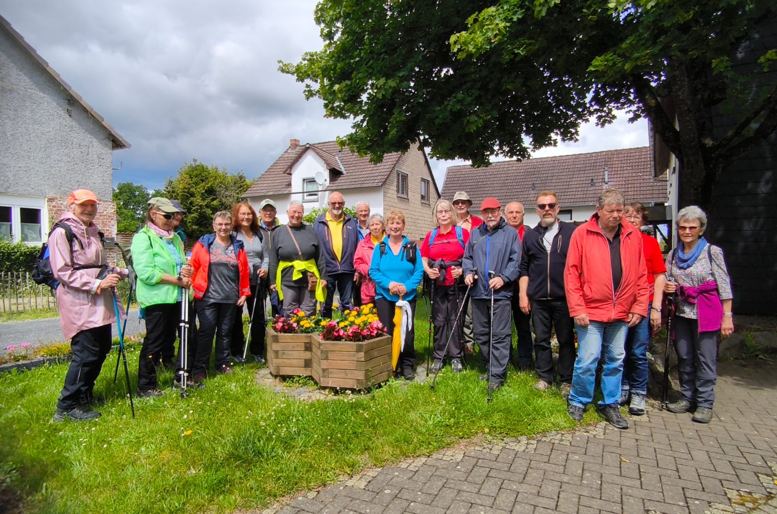 Wanderfreunde auf Entdeckungstour rund um Fluterschen