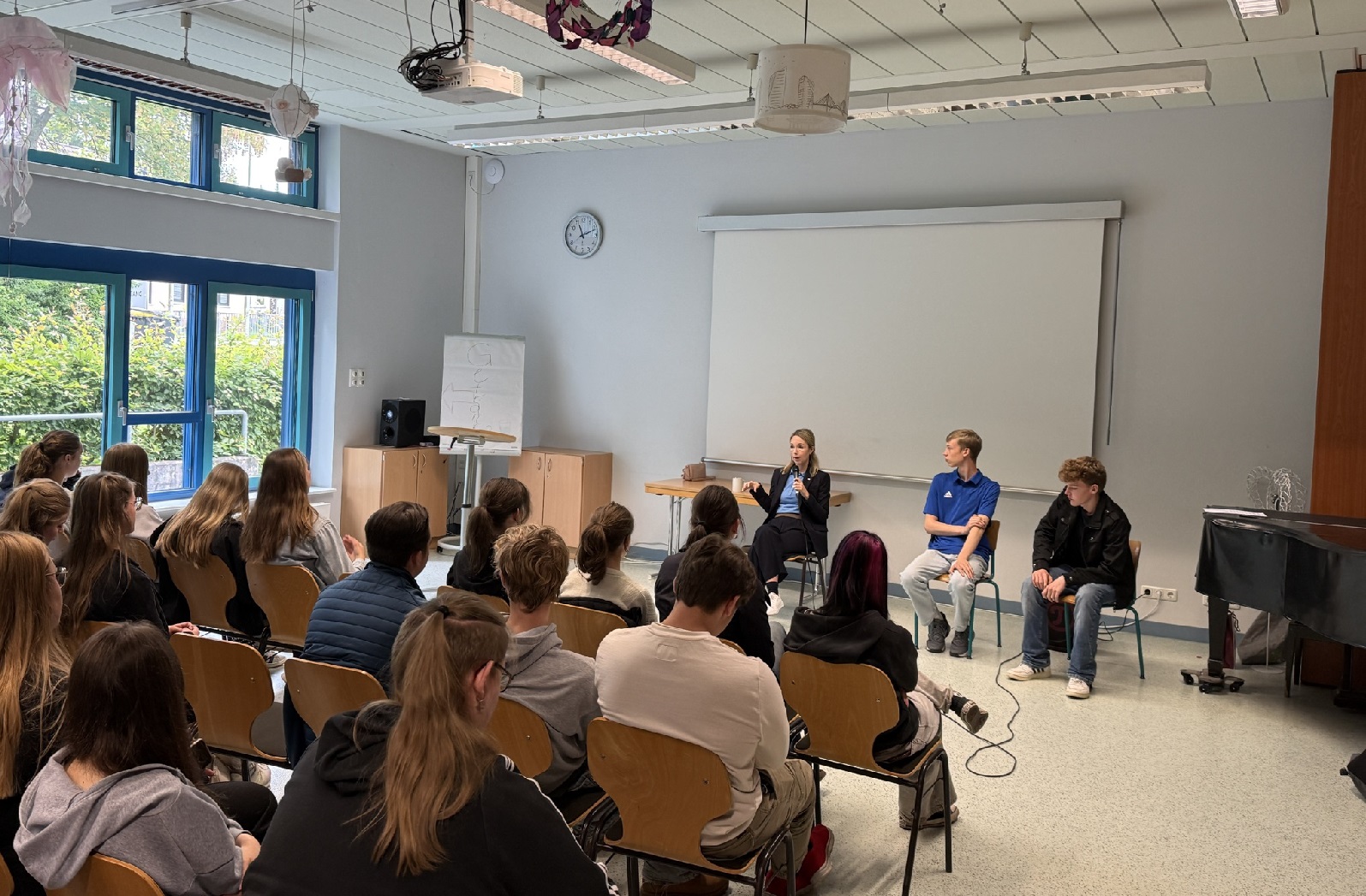 Ellen Demuth im Dialog mit Sch�lern der IGS Hamm/Sieg
