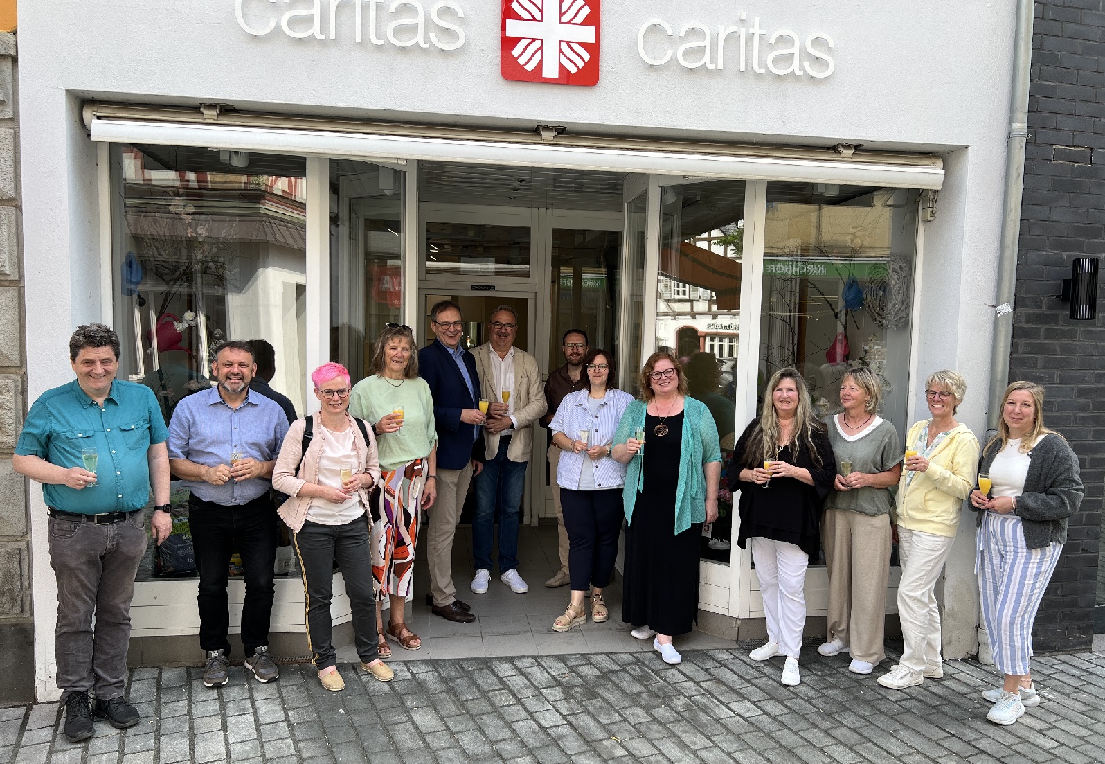 Mitarbeitende des Caritasverbandes Westerwald-Rhein-Lahn und der Pfarrei St. Peter Montabaur. (Quelle: Caritasverband WWRL)