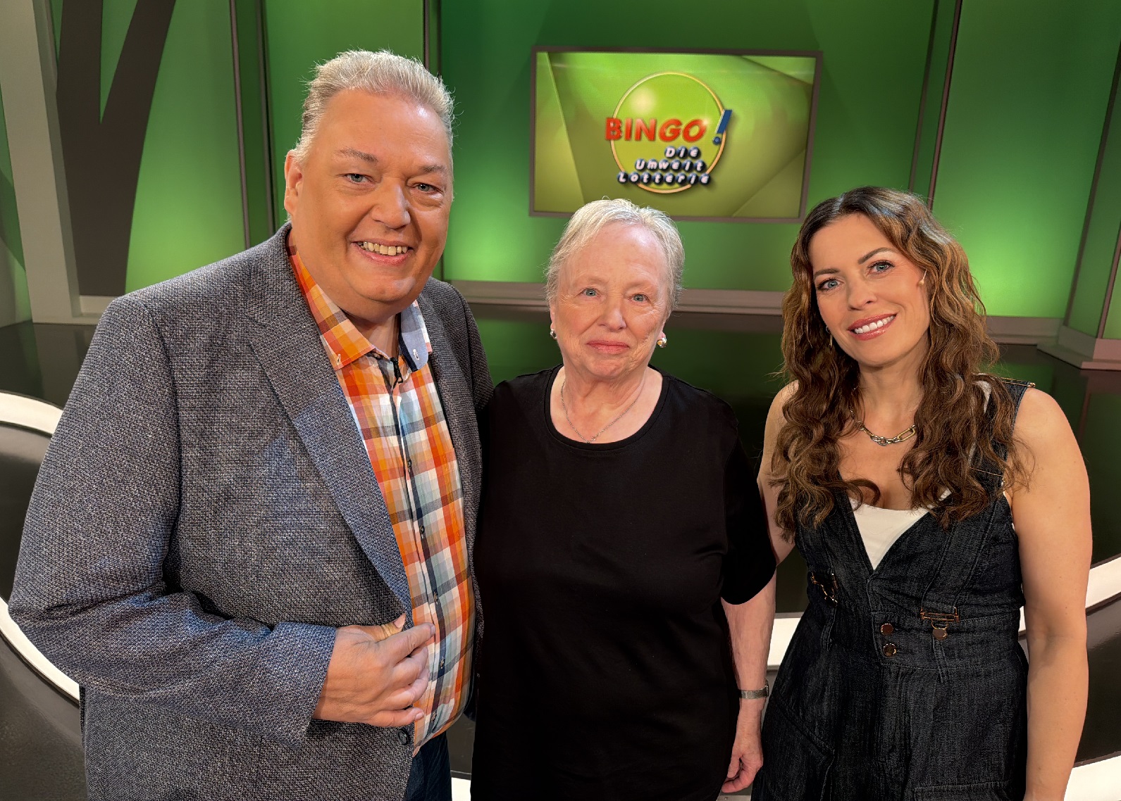 Erinnerungsfoto mit den Moderatoren Michael Th�rnau und Jule G�lsdorf. (Foto: Carina Niemeyer/B�ro Michael Th�rnau)
