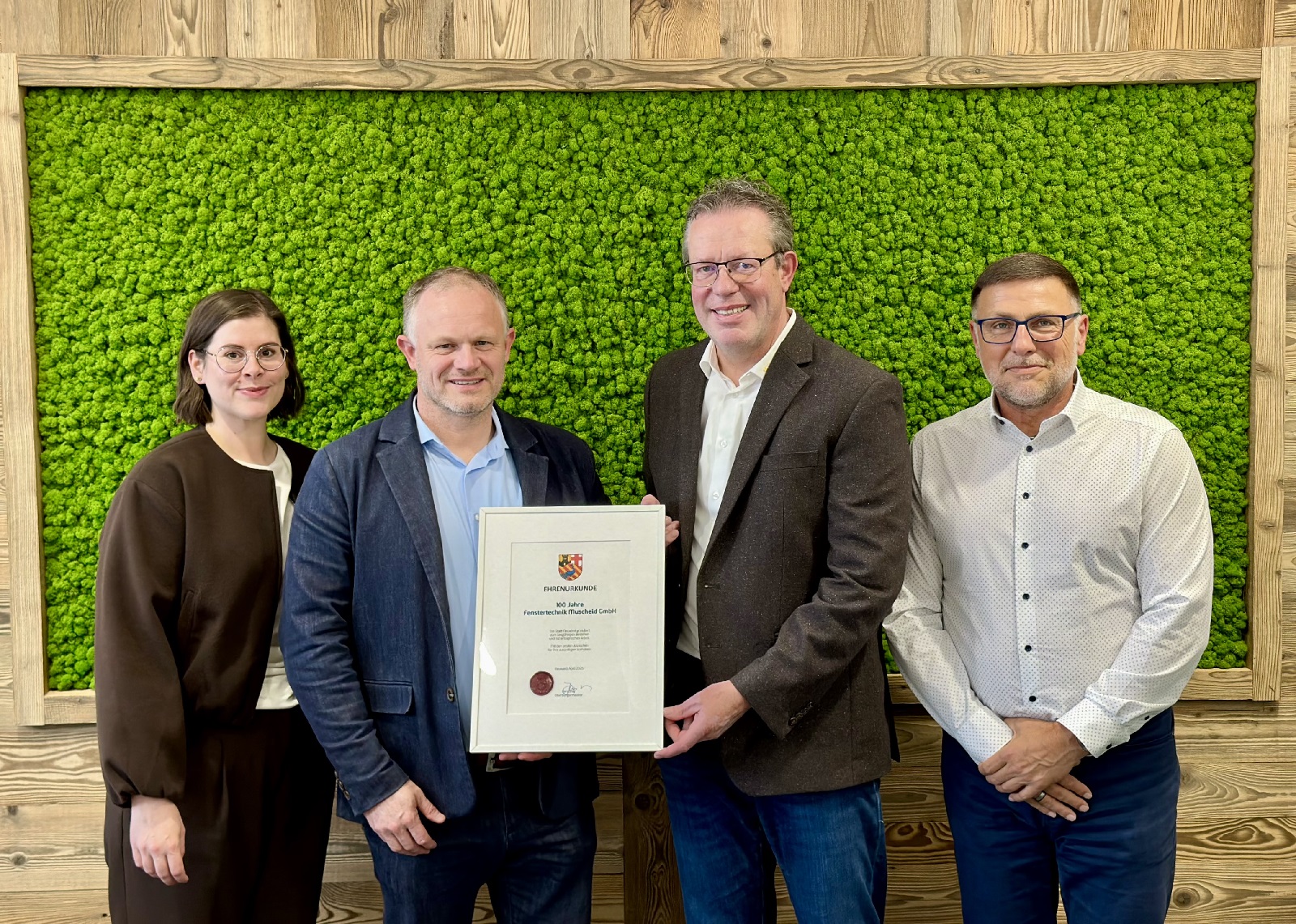 Stefan Muscheid (2.v.r.) freut sich �ber die Gl�ckw�nsche von Oberb�rgermeister Jan Einig und den st�dtischen Wirtschaftsf�rderern Alexandra R�nz und Christoph Engels (rechts). (Foto: Ulf Steffenfauseweh)