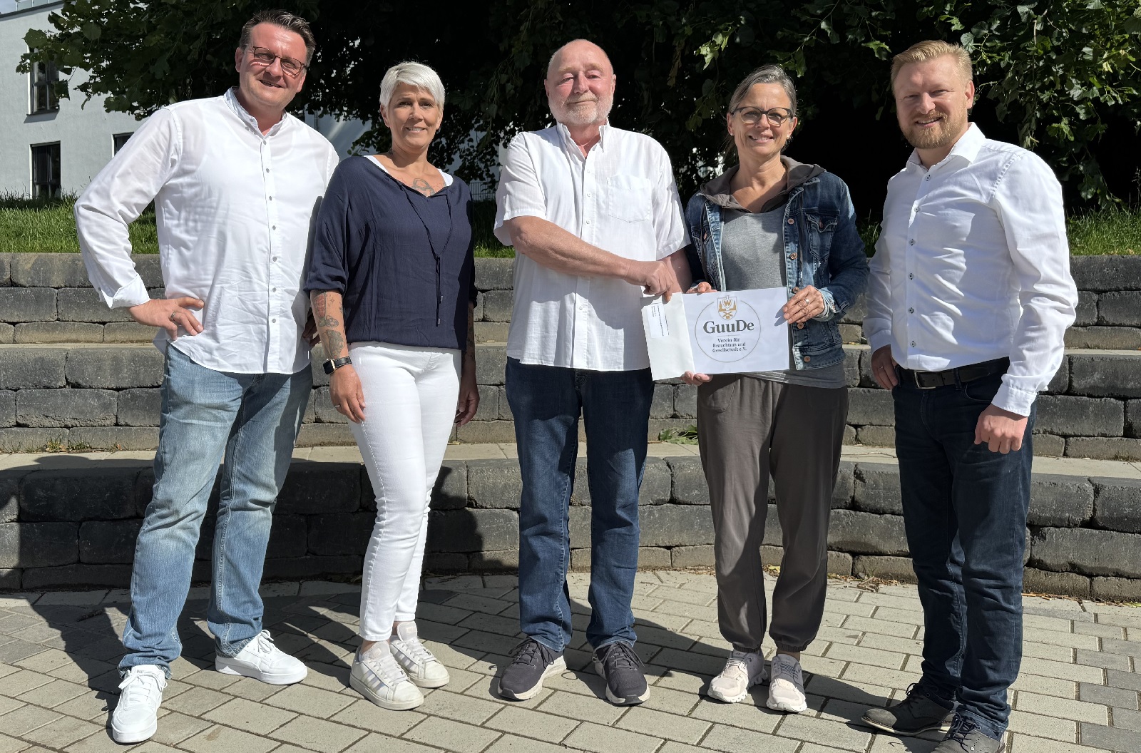 Spenden�bergabe an die Grundschule Wallmerod (v.l.): Ortsb�rgermeister Ulf
Ludwig, Annabell Herzogenrath (Vorsitzende des F�rdervereins der Grundschule),
Bernhard G�tting (1. Vorsitzender GuuDe e.V.), Schulleiterin Nadine Matthey sowie
Viktor Schopf (Kassenwart GuuDe e.V.). (Foto: Daria Schopf)