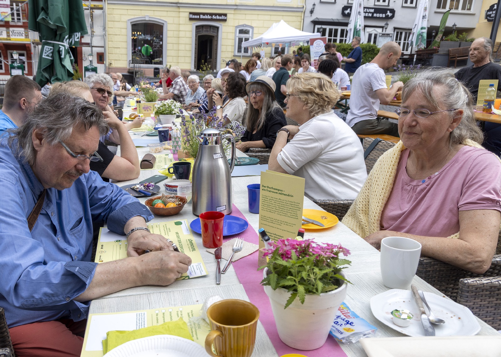 Zwei lange Tafeln wurden auf dem Alten Markt aufgebaut. (Foto: R�der-Moldenhauer)