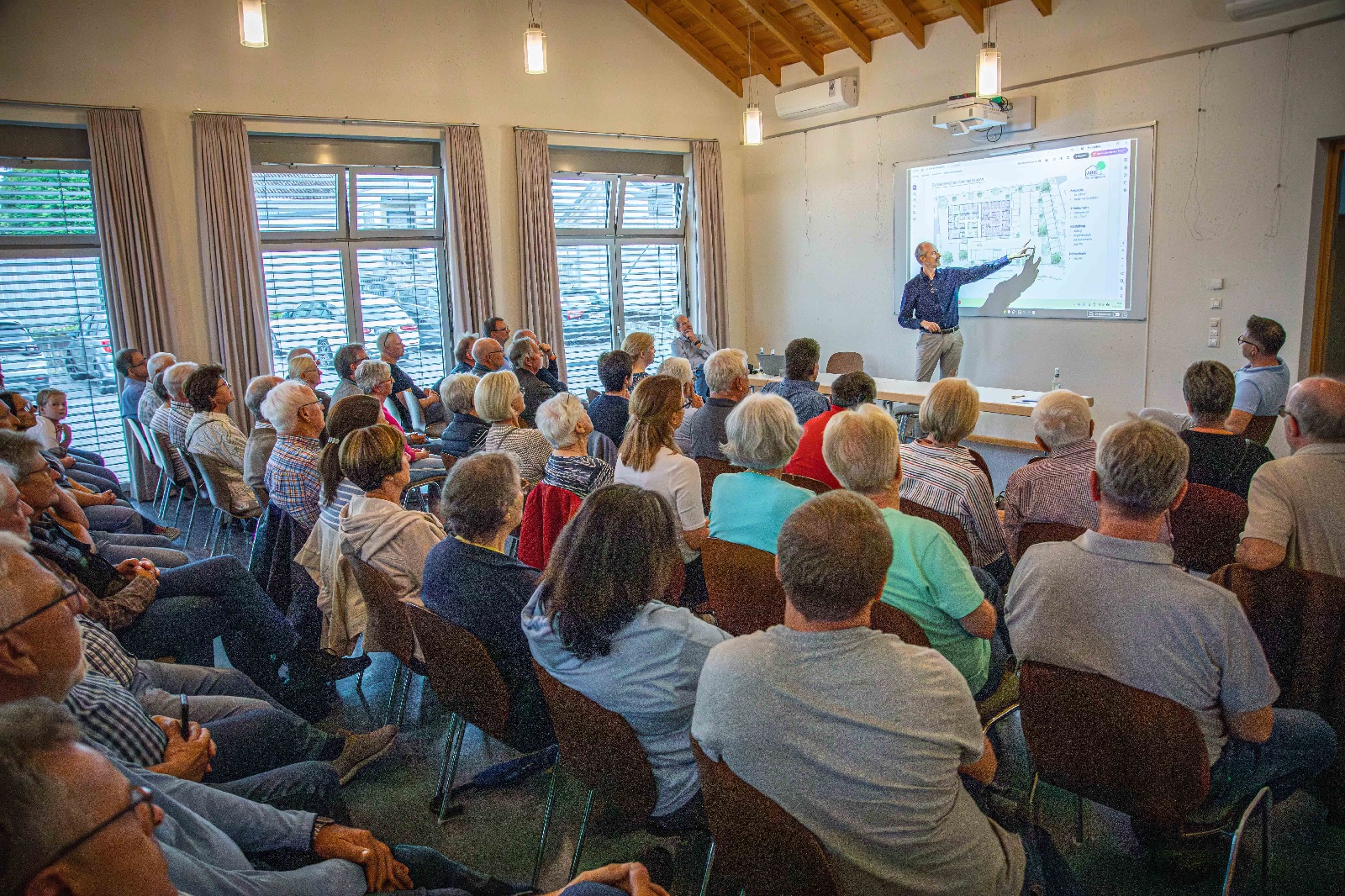 Rund 70 Interessierte kamen zur Infoveranstaltung ins B�rgerhaus. (Foto: Andreas Egenolf)