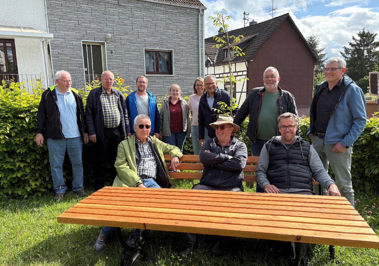 Dorfgespr�ch in Mittelhof: Ein neuer Baum und viele Gespr�che
